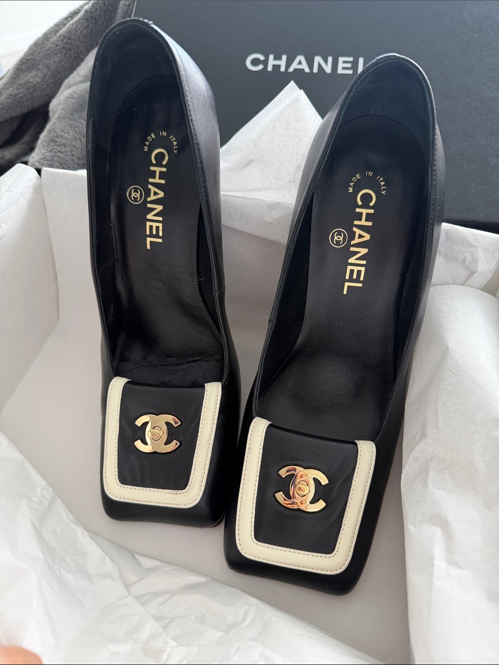 CHANEL Matthew Blasi  Miss Tab Pumps Label - Noir/Ecru